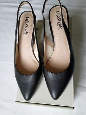 Life Stride Black Pointed Slingback Flats with Nude Insole Size 7.